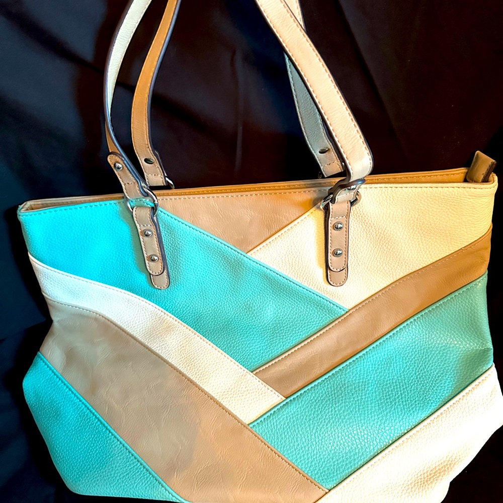 Large capacity purse